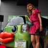 ホンダ フィットハイブリッドがベースのしゃべるクルマ「プチェコ」とタレントのSHEILAさん
