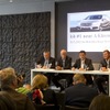 新型メルセデスベンツAクラスから派生する小型SUVの生産計画を公表したダイムラーのディーター・ツェッチェ会長（左から2人目）
