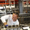 AMG製エンジンを組み立てるシューマッハとロズベルグの両選手