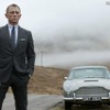 『007 スカイフォール』。ボンド（演：クレイグ）の背後にアストンマーチン。ナンバープレートは「BMT 216A」だ。