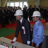 操業開始のボタンを押す住友金属・下妻博相談役