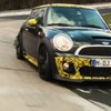 ドイツ・ニュルブルクリンクでタイムアタックを行うMINIジョンクーパーワークスGP