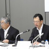 ホンダ12年度第1四半期決算　岩村哲夫副社長（左）と池史彦専務執行役員（右）