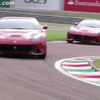 フェラーリF12ベルリネッタでバトルを繰り広げるアロンソとマッサの両選手