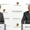 7月4日、経営統合を発表したポルシェのマティアス・ミューラーCEOとVWグループのマルティン・ヴィンターコルンCEO