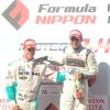 猛暑の一戦、ロッテラー（左）を18秒引き離して勝利したオリベイラ。