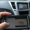 みんなで見るなら、スマホの画面より車載器のディスプレーのほうが見やすい。
