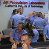 米カリフォルニア州パサデナ市にあるNASAのジェット推進研究所で、探査機の着陸を喜ぶスタッフ。現地時間6日夜。