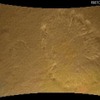 キュリオシティ、火星表面まで約20メートル。地表のほこりがロケット噴射によって丸く巻き上げられている。