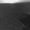 着陸後、ごく最初に撮影された画像。魚眼レンズで撮影されたものをNASAが補正した。
