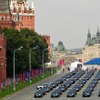 モスクワの赤の広場でロシアの五輪メダリストに贈られた合計129台のアウディ車