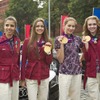 アウディ車の前に立つロシアの金メダリスト