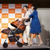 2人でベビーカーを押しながらイベント会場に登場