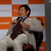 ベビーカーの走行で赤ちゃんが感じる振動を体感する石田さん