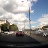 強引な追い越しが原因で4台が巻き込まれる事故がロシアで発生
