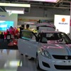 スズキブース。ストライプで飾りつけられたスイフトが見える