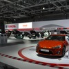 トヨタブース。通路側には86が、置くのメインステージにはアルファードが見える。欧州でミニバンは現地最適化されたモデルが飾られることが多く、日本発の高級ミニバンがアジア・豪州圏以外にでていくことは珍しい。ショーでの反応を探るテストマーケティングの意味合いもあるかもしれない。