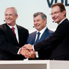 ロシア新エンジン工場の建設を発表するフォルクスワーゲングループ取締役会のマルティン・ヴィンターコルン会長（左）