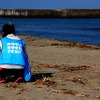 早朝から金石海岸を掃除するアクアソーシャルフェス参加者たち