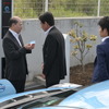 ジャパンネットワーク代表取締役の武田二郎氏とファミリーマート常務執行役員の本多利範氏が充電デモを行った。