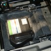 スズキ・ワゴンR 助手席座面の下にあるバケツを取り外すとリチウムイオンバッテリーがある。