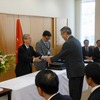 登録証授与式の様子(左は近藤信司国立科学博物館館)