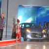 ダイハツ工業とトヨタ自動車は、ジャカルタで新興国向けの新型コンパクトカーを発表