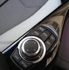 iPhone 5でもミュージックライブラリの操作にiDriveコントローラーが利用できる。iPhoneを手にする必要はないので、運転中の操作も可能だ。