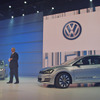 VWグループ前夜祭のようす。VWグループのマルティン・ヴィンターコルン会長と、新型ゴルフ・ブルーモーション