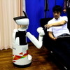 拾ったものを渡す生活支援ロボット