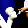 国際福祉機器展H.C.R.2012で公開されたトヨタの生活支援ロボットのデモンストレーション