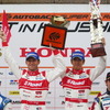 優勝したロニー・クインタレッリ、柳田真孝