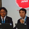 説明を行う音響スピーカー開発グループの高田直樹氏（右）、プロダクトデザイングループの宮脇将志氏（左）