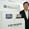 パイオニア上席常務執行役員 カーエレクトロニクス事業統括部長 黒崎正謙氏と新「楽ナビ」