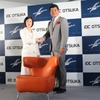 大塚家具代表取締役社長の大塚久美子氏(左）とKEN OKUYAMA DESIGN代表の奥山清行氏(右)