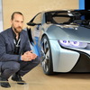 外装デザインについて解説するBMW i シニアエクステリア・デザイナーのカイ・ランガー氏