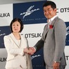 大塚家具代表取締役社長の大塚久美子氏(左）とKEN OKUYAMA DESIGN代表の奥山清行氏(右)