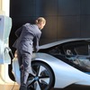 BMW AG BMW iシニア・エクステリア・デザイナーのカイ・ランガーさん（Cピラーに手が入るところを実演）