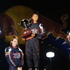 レッドブル・カート・ファイト・ジャパンファイナル 優勝者の澤田真治さん（右）とゲストの南明奈さん（左）