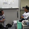 思うように上がらない成績に、ミーティングする中畑監督（右）と高木豊コーチ