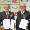 坂東代表とアウフレヒト氏が正式調印。