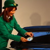 ステッカーをクルマに貼る安めぐみさん
