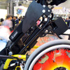 【福祉機器展04】座ったまま立つ? …スタンディング車いす