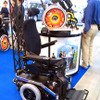 【福祉機器展04】座ったまま立つ? …スタンディング車いす