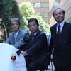 光岡自動車代表取締役会長の光岡進氏(右)、SGモータース代表取締役社長の谷本育生氏（中）、ユアサM&B電気自動車部部長の橋本篤実氏(左)