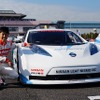 『リーフ NISMO RC』と、ドライビングを担当する柳田真孝選手。