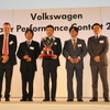 パーツ部門受賞者と、VWグループジャパン代表取締役社長の庄司茂氏、常務執行役員アフターセールス本部長のトーマスジルベルト氏