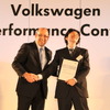 VWグループジャパン サービス技術部 部長のハイコラツニ氏とサービステクニシャン部門優勝者の遠藤耕介さん（VW松戸ルート6）