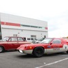 ゴールド・リーフカラーのロータス・47GT（手前）とコルチナ・ロータス（奥）