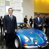 11月5日、提携を発表したルノーとケータハム。青い車両はアルピーヌA110。